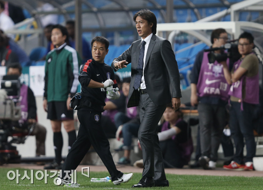 [포토] 작전지시 내리는 홍명보 감독