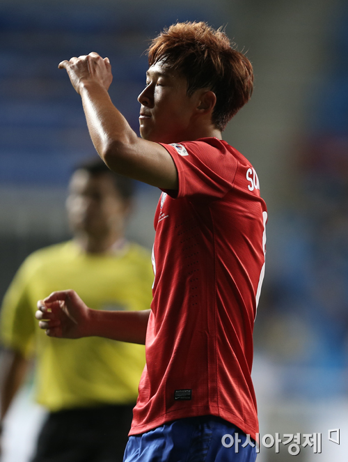 [포토] 손흥민 '해트트릭 기회 놓쳐 아쉽네'