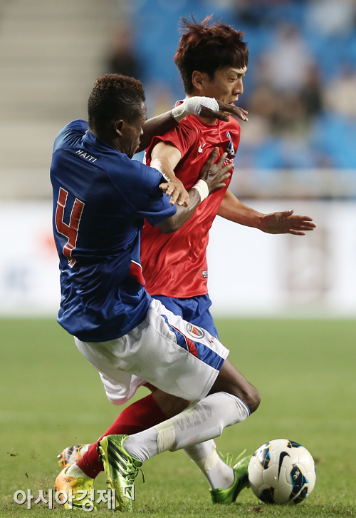 [포토] 이청용 '비켜!'