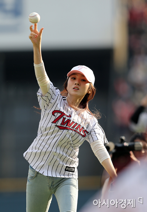 [포토] 시구하는 발라드의 여왕 이수영