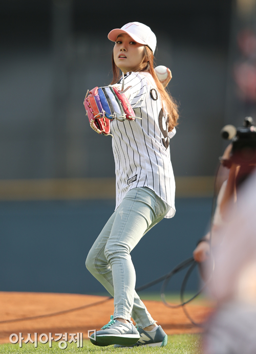 [포토] LG 홈경기 시구하는 이수영