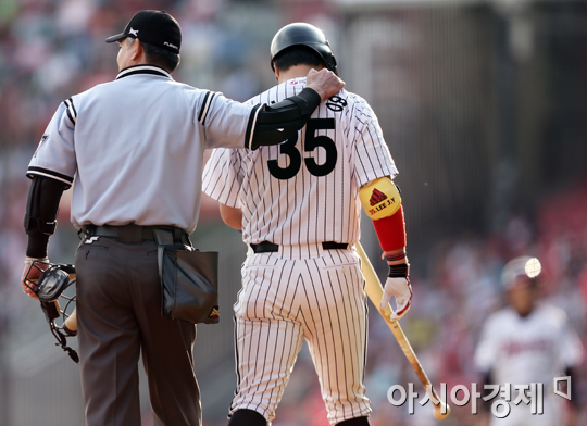 [포토] 김병주 주심 '이진영, 네가 참아라'