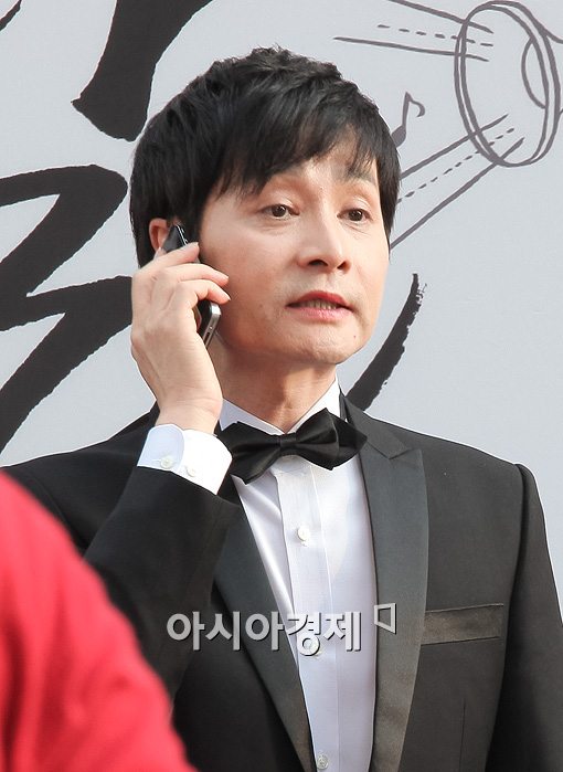 [포토]김조광수, '전화로도 축하받아요'