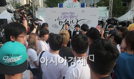 [포토]'동성결혼' 김조광수-김승환 향한 '뜨거운 관심'