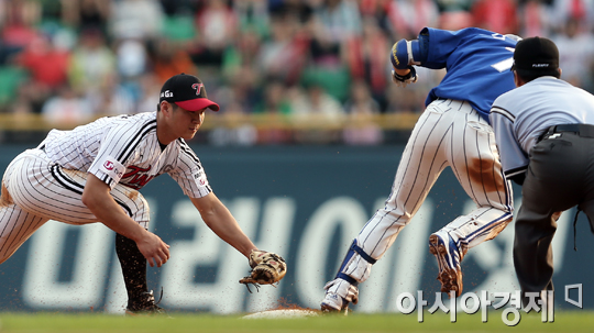 [포토] 오지환 '손이 늦었네'