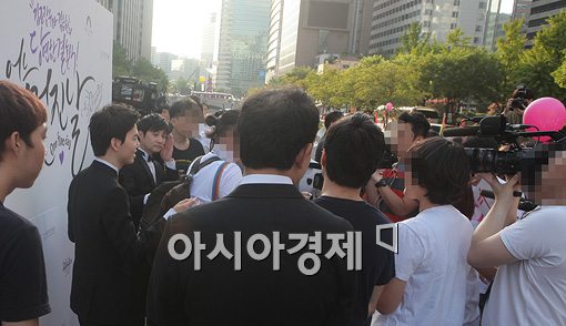 [포토]김조광수-김승환 동성결혼 '뜨거운 취재열기'