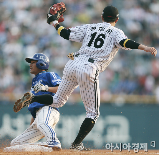 [포토] 정성훈 '잡았다 김상수'