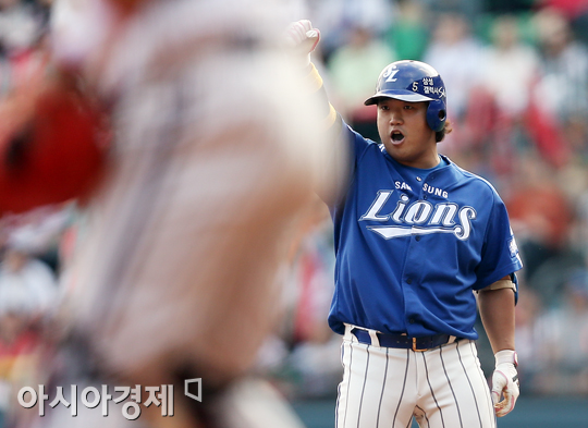 [포토] 박석민 2타점 환호 '1위 자리 되찾아오자!'