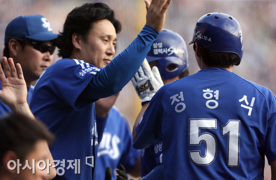 [포토] 이승엽 '홈 밟은 주자들 어서 와~'