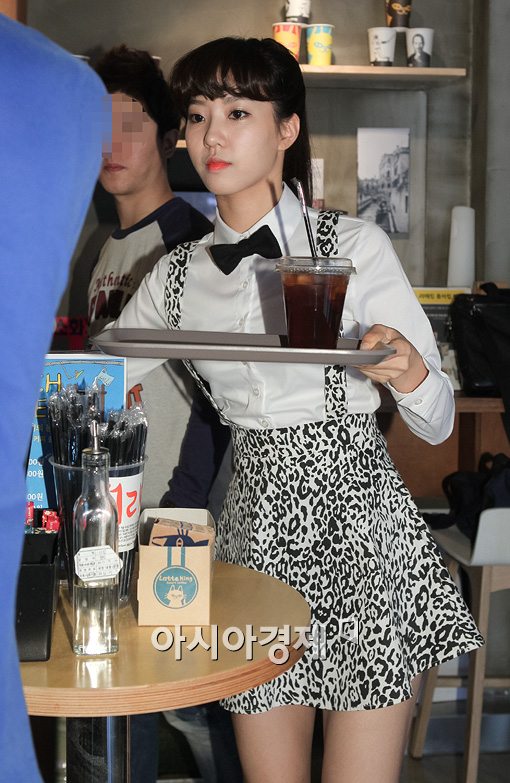 [포토]베스티 다혜, 한손에 커피들고 '일일 바리스타 체험'