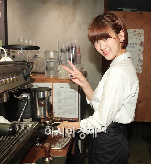 [포토]베스티 혜연 '바리스타 처럼 보여요?'