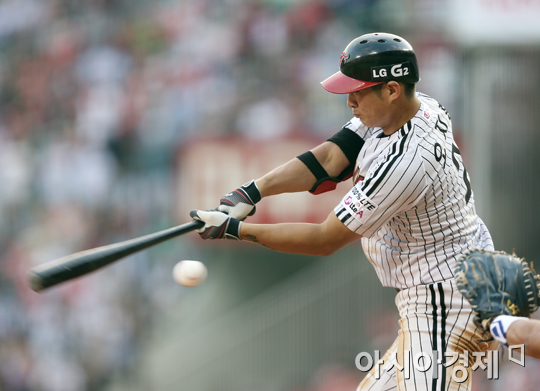 [포토] 오지환 '득점 찬스에서 헛스윙 삼진'