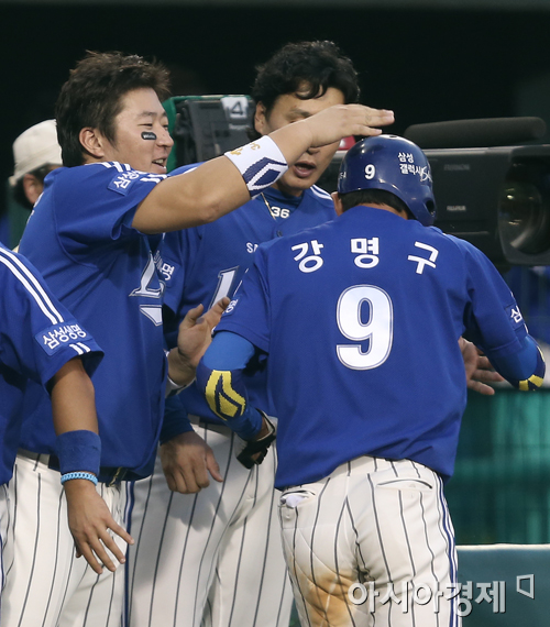 [포토] 홈인하는 강명구