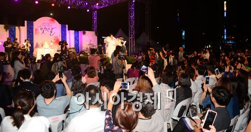 [포토]축제분위기의 국내 최초 동성결혼식 