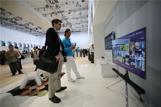 독일 베를린에서 열린 IFA2013 전시회에서 삼성전자 부스를 방문한 관람객들이 삼성 스마트TV를 이용해 '플레잉 룸'으로 꾸민 곳을 살펴보고 있다.