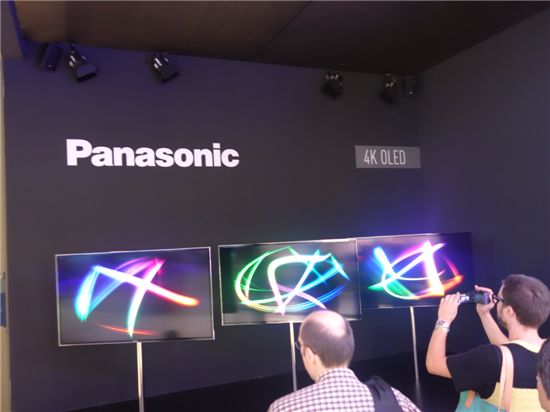 파나소닉은 소니와의 조인트벤처를 통해 자체 개발한 것으로 추정되는 55인치 UHD OLED TV 시제품을 선보였다. 