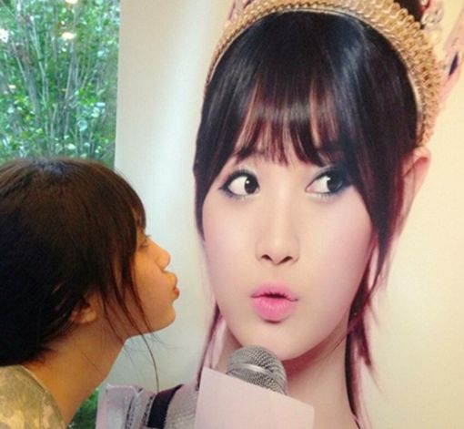 '걸스데이'유리, 셀프뽀뽀 사진 "민낯도 예쁘네~"