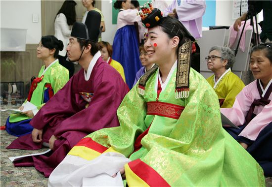 지난해 연남글로벌빌리지센터에서 열린 추석맞이 한국전통예절강좌에 참여한 외국인들이 한복 입는 방법을 배우고 있다.
