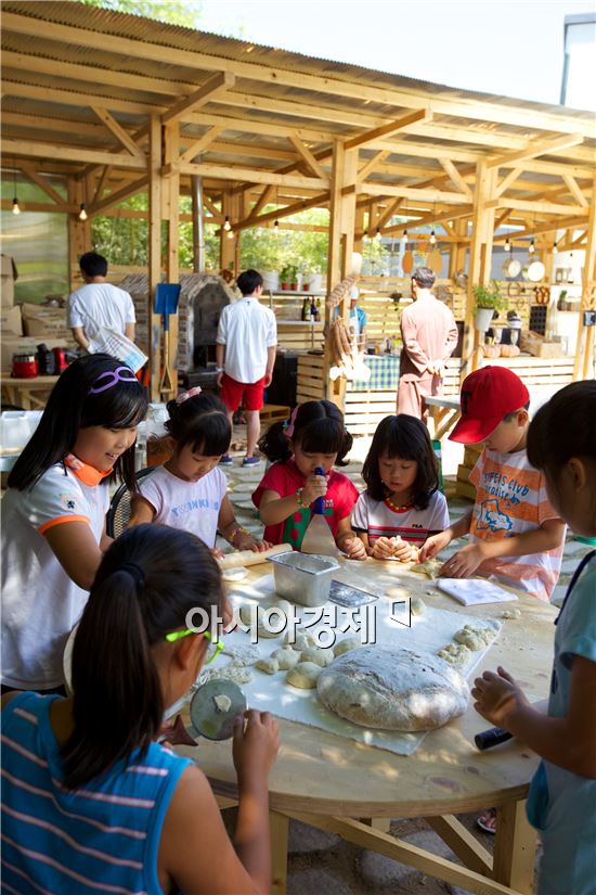 광주디자인비엔날레, 개막 첫 주말 관광객 북적