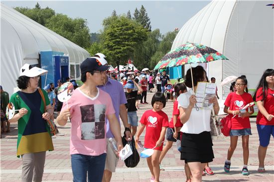 오는 15일까지 천안삼거리공원에서 열리는 2013천안국제웰빙식품엑스포에 수 많은 관람객들이 몰리고 있다.
