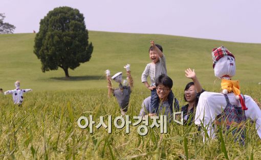 [포토]허수아비 보며, 가족과 함께 가을 나들이