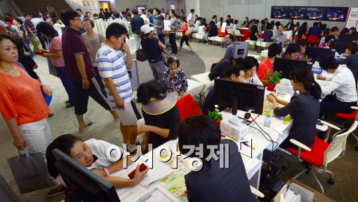 [포토]부동산 성수기 맞아, 상담 받는 시민들