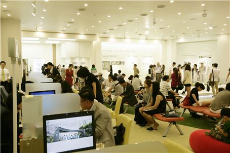 삼성물산이 잠원 대림 아파트를 재건축 해 선보인 '래미안 잠원' 모델하우스에는 지난 주말 3일간 1만3000여명의 고객들이 방문했다. 