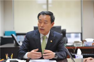 김영민 특허청장이 “기업브랜드, 디자인권을 쉽게 받을 수 있도록 관련제도를 손질하겠다”고 강조하고 있다.