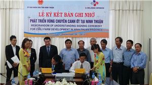베트남 정부가 지난 4일 CJ제일제당과 닌투언(Ninh Thuan)성 지역 경제 활성화를 위한 민관협력사업(PPP) 업무협약(MOU)을 체결했다. 정원영 CJ제일제당 전략구매팀 상무(첫번째 줄 가운데)와 응우엔 득 탄(Nguyen Duc Thanh) 닌투안성 인민위원회 위원장이 협약서에 서명을 하고 있다. 