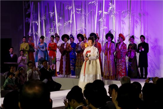 경남기업이 하노이시에 지은 '랜드마크 72'에서 박근혜 대통령이 참석한 가운데 한복·아오자이 패션쇼가 열렸다. (자료제공 : 경남기업)