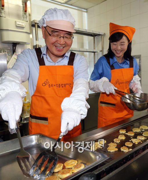 [포토]직접 전 부치는 정홍원 국무총리 