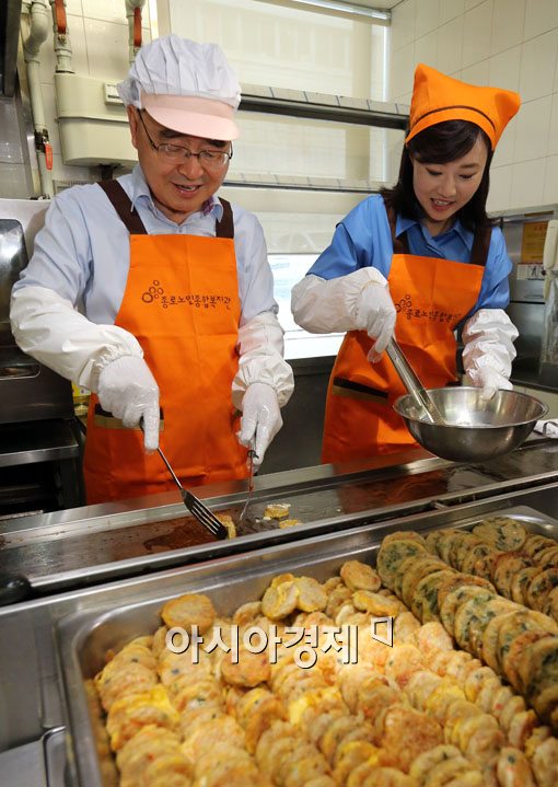 [포토]정홍원-조윤선, 직접 부친 전으로 어르신들 점심 대접 