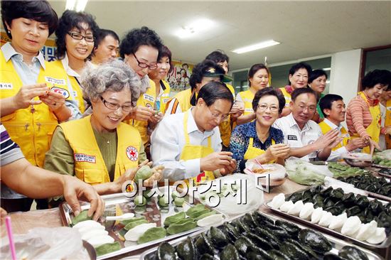 [포토]추석맞이 이웃과 함께 송편 만들기 