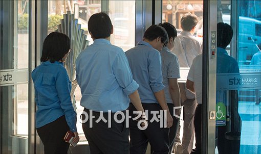 [포토]강덕수 회장 사임, 고개숙인 직원들