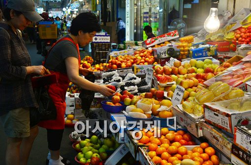 [포토]'꿀배 5개 5천원, 추석 제수용품 재래시장에서 준비하세요'