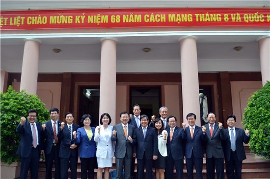 김기문 중소기업중앙회장(왼쪽 여섯번째)가 부이 꽝 빙(Bui Quang Vinh) 장관 (왼쪽 일곱번째) 등 현지 관계자들과 함께 기념촬영을 하고 있다. 