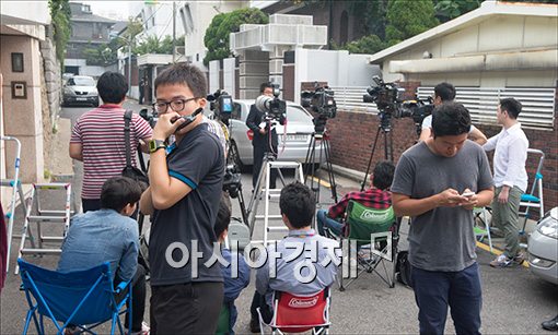 [포토]기자들 정황 보고하는 경찰