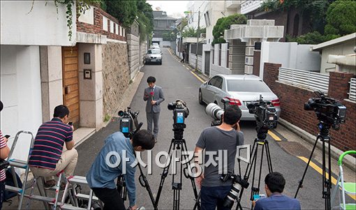 [포토]고요한 연희동, 취재진만 북적
