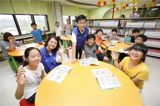 전라북도 전주시 덕진구에 위치한 초포초등학교의 ‘효성 꿈나무 작은 도서관’ 에서 효성 전주공장 임직원들이 학생들과 함께 책을 읽고 있는 모습. 
