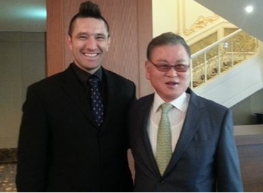 권홍사 반도건설 회장(오른쪽)과 그의 영어선생님인 에드워드가 '동탄2 반도유보라 아이비파크 2.0' 분양간담회에서 포즈를 취하고 있다.