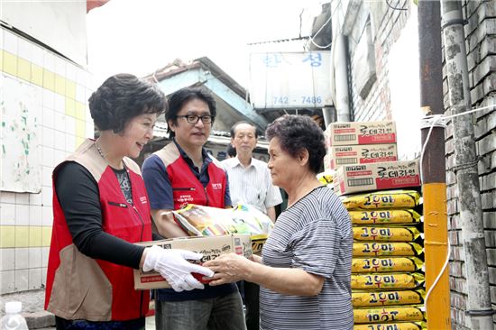 [포토]롯데복지재단, 쪽방촌 '사랑나눔행사'