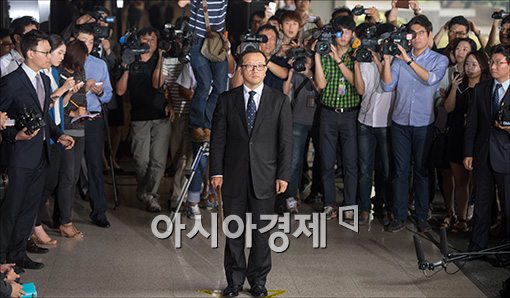 [포토]취재진 바라보는 전재국