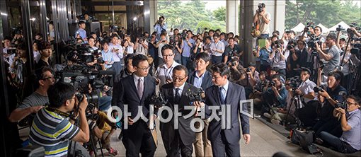 [포토]취재진에 둘려쌓인 전재국