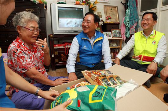 [포토]신한금융, 쪽방촌에서 추석선물 나눔 행사