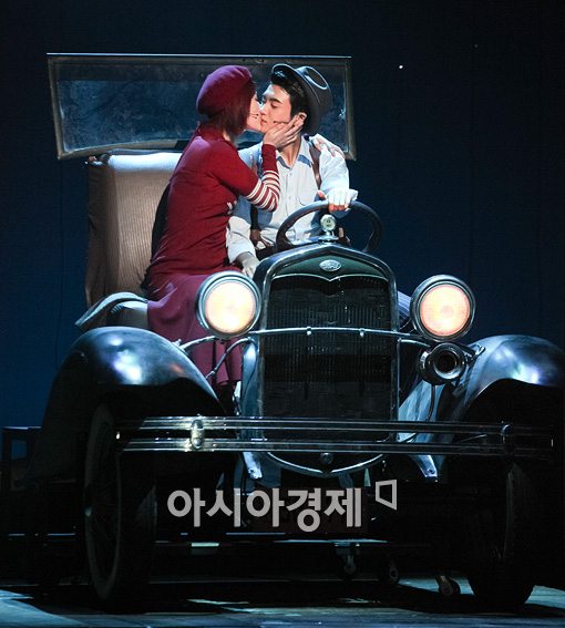 [포토]안유진-박형식, 자동차 위에서 '짜릿한 키스'