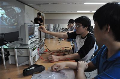 ▲연암공업대학 스마트융합학부 학생들이 '회로이론' 수업에서 계측기를 작동해 전기자동차에 사용되는 전기 전자 회로를 실험하고 있다. 
