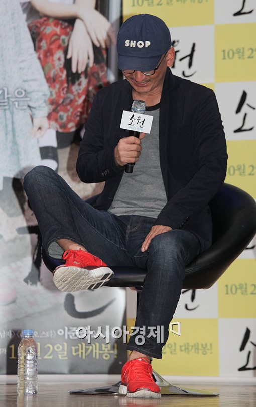 [포토]이준익 감독 '빨간 운동화 어때요?'