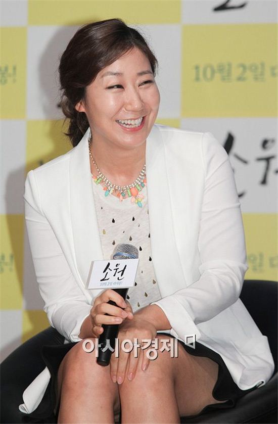 [포토]라미란, 짧은 치마에 가리기 바쁜손