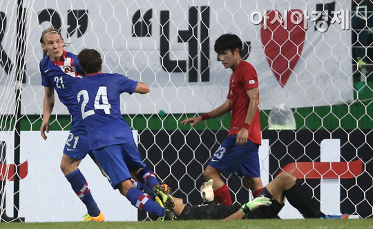 후반 20분 도마고이 비다(왼쪽)에 선제골을 허용한 한국 축구 A대표팀[사진=정재훈 기자]