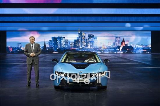 노베르트 라이트호퍼 BMW그룹 회장이 10일(현지시간) 개막한 2013 프랑크푸르트모터쇼에서 BMW i8을 소개하고 있다.